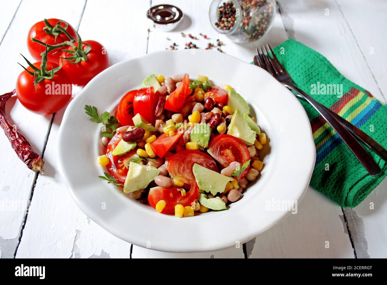 Insalata di verdure in stile messicano con fagioli, avocado, pomodori, mais e ceci Foto Stock