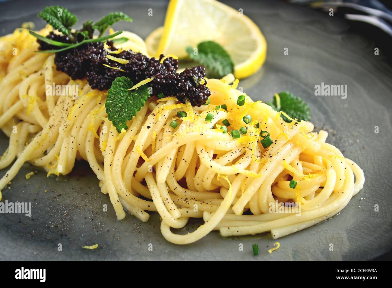 Spaghetti al burro di limone con caviale Foto Stock