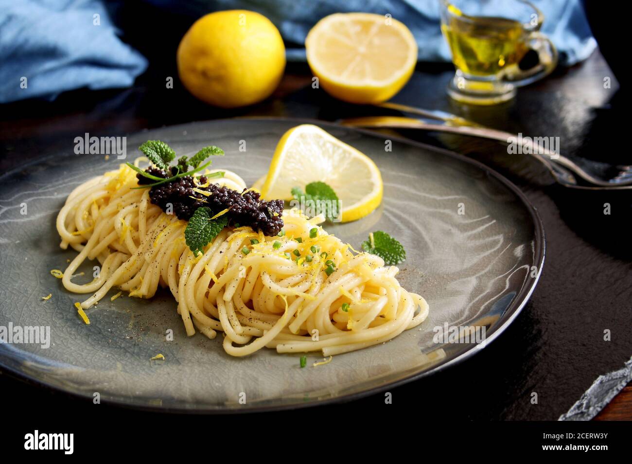 Spaghetti al burro di limone con caviale Foto Stock