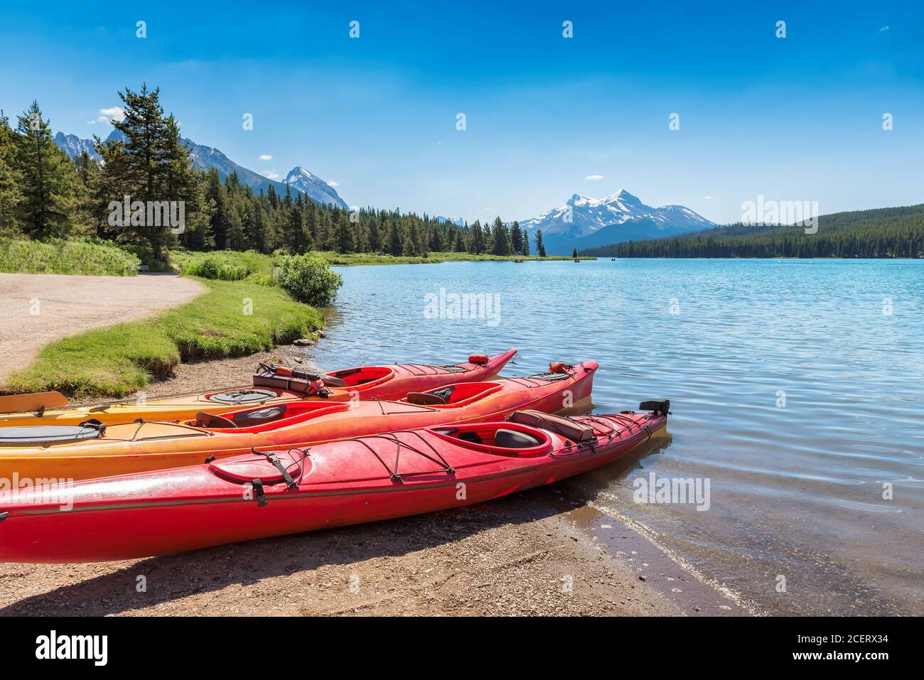 Canoa sul lago Maligne nel Jasper National Park, Alberta, Canada. Foto Stock