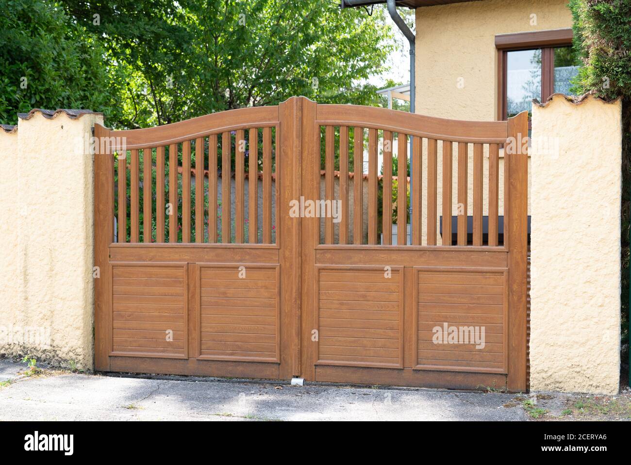 Porte di legno marrone di casa privata Foto Stock