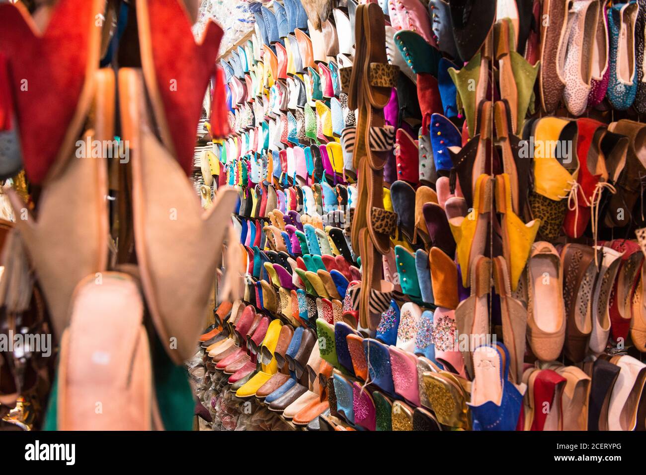 Babuches in pelle, pantofole marocchine in pelle senza schienale in vendita nel souk all'interno della Medina, Marrakech Foto Stock