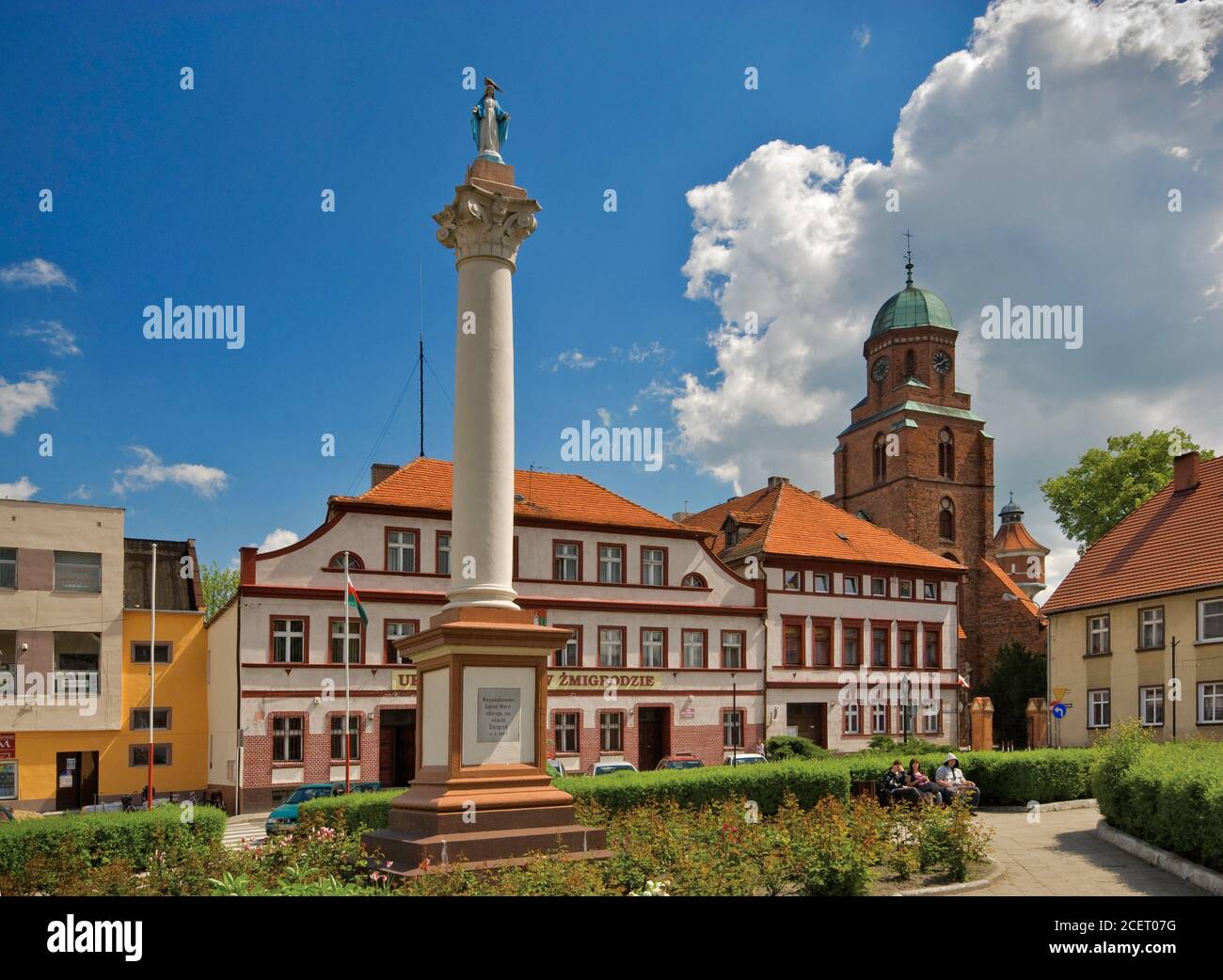 Colonna di Santa Maria e Ratusz (Municipio) a Żmigród, bassa Slesia, Polonia Foto Stock
