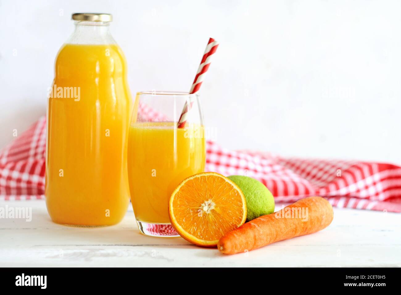 Carote fatte in casa e succo d'arancia Foto Stock