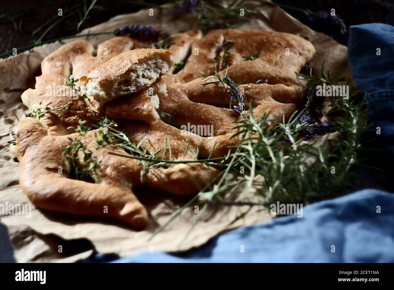Fougasse, pane francese tradizionale su sfondo ligneo. Messa a fuoco selettiva Foto Stock