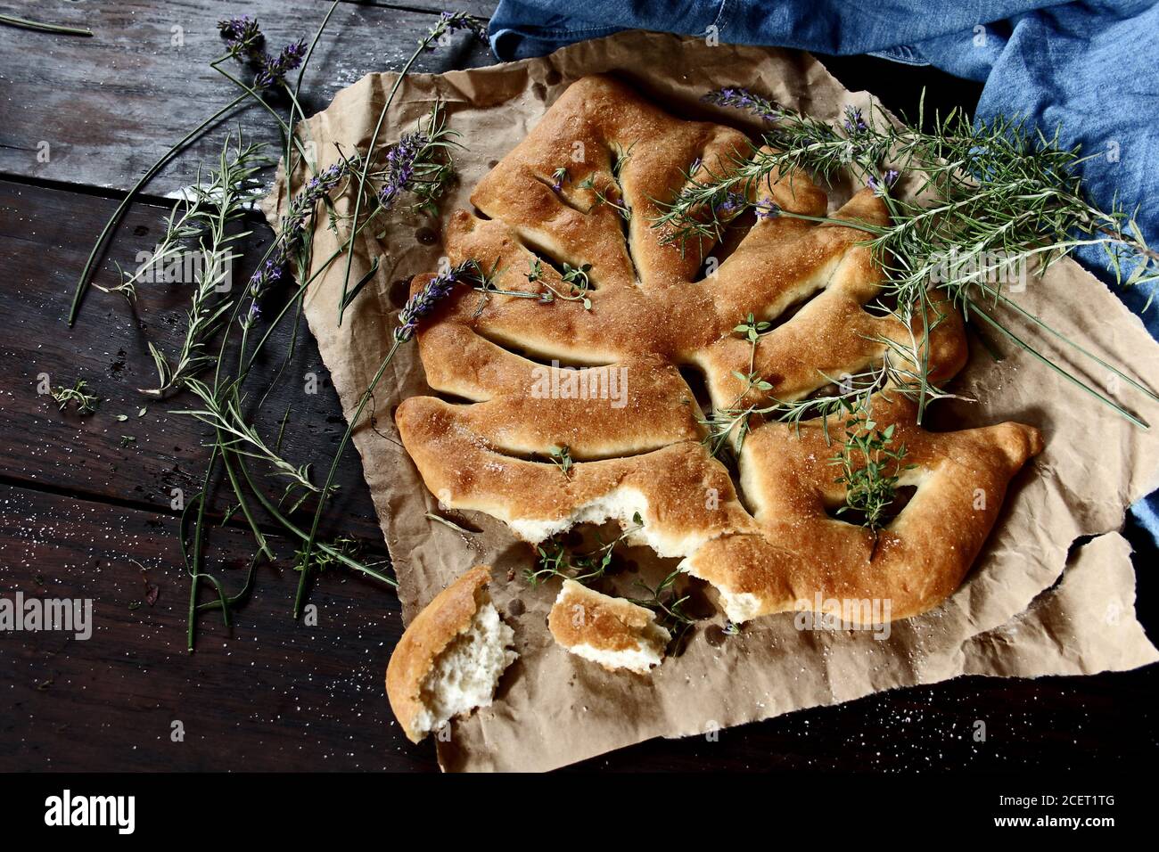 Fougasse, pane francese tradizionale su sfondo ligneo Foto Stock