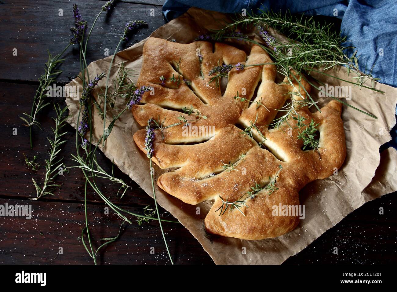 Fougasse, pane francese tradizionale su sfondo ligneo Foto Stock