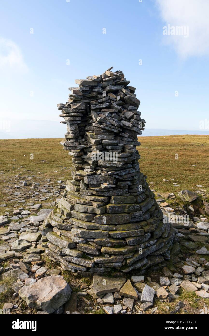 Il grande Cairn che marciò il sentiero Pennine Way su Cross cadde da Great Dunn Fell, Cumbria, Regno Unito Foto Stock