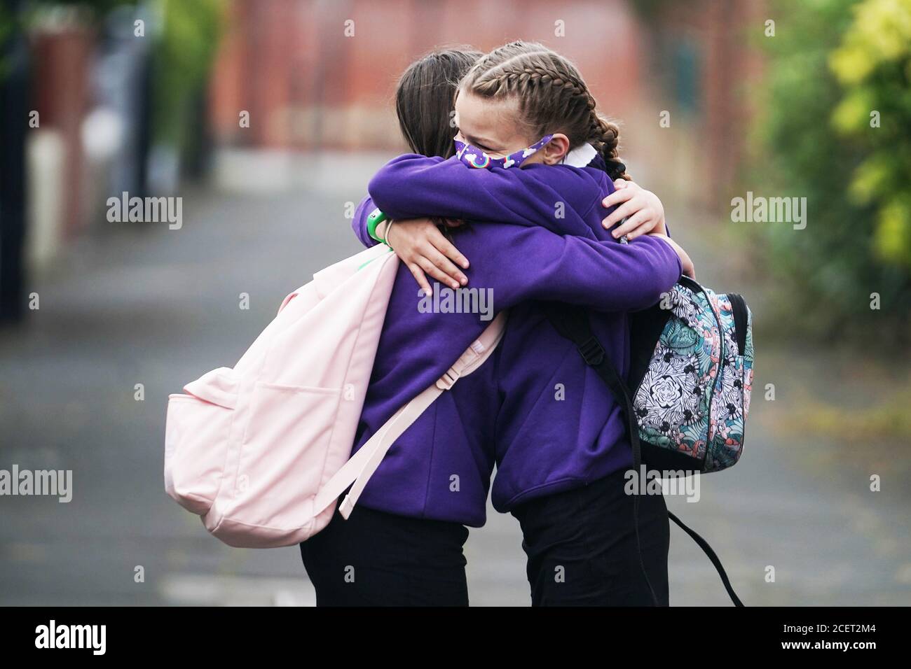 RITRASMETTENDO LA MODIFICA DELLA LINEA DI COLLEGAMENTO Kadie Lane (destra), 11, e Brooke Howourth, 11, a piedi a Marden Bridge Middle School a Whitley Bay, Tyne e Wear, per il loro primo giorno di mandato, come le scuole in Inghilterra riaprono agli alunni dopo il blocco del coronavirus. Foto Stock
