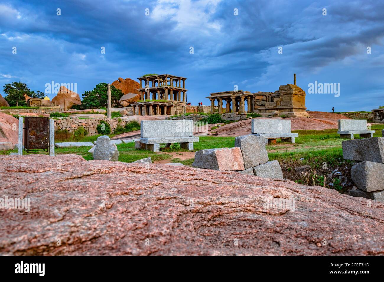 rovine di hampi l'antica arte in pietra con un suggestivo angolo cielo piatto è scattata a hampi karnataka india, che mostra l'impressionante architettura di hampi. Foto Stock