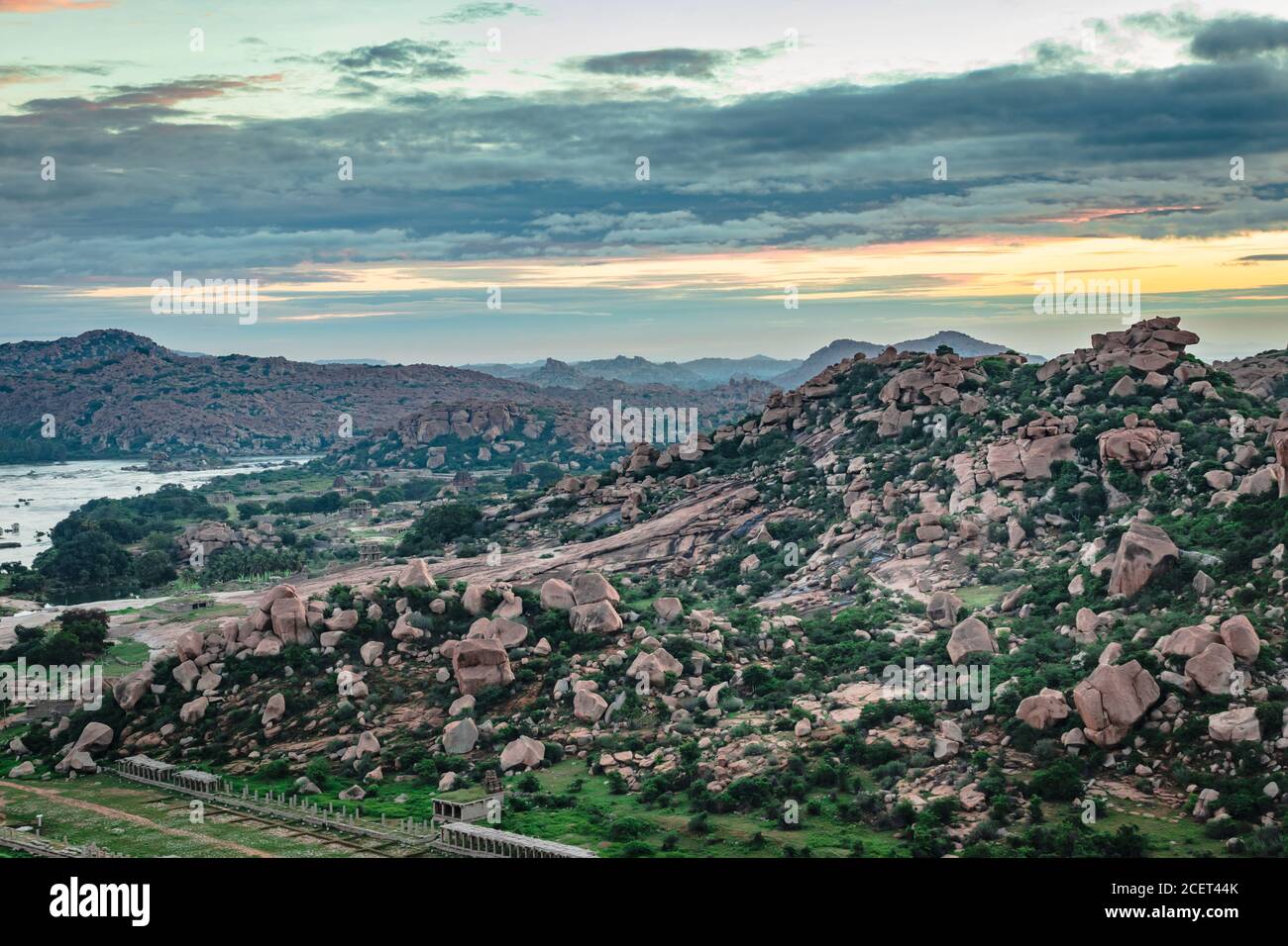 L'alba di montagna si inaridisce con il cielo drammatico al mattino, un angolo piatto è scattata alla collina di Matanga hampi karnataka india. La vista da qui è serena e Foto Stock