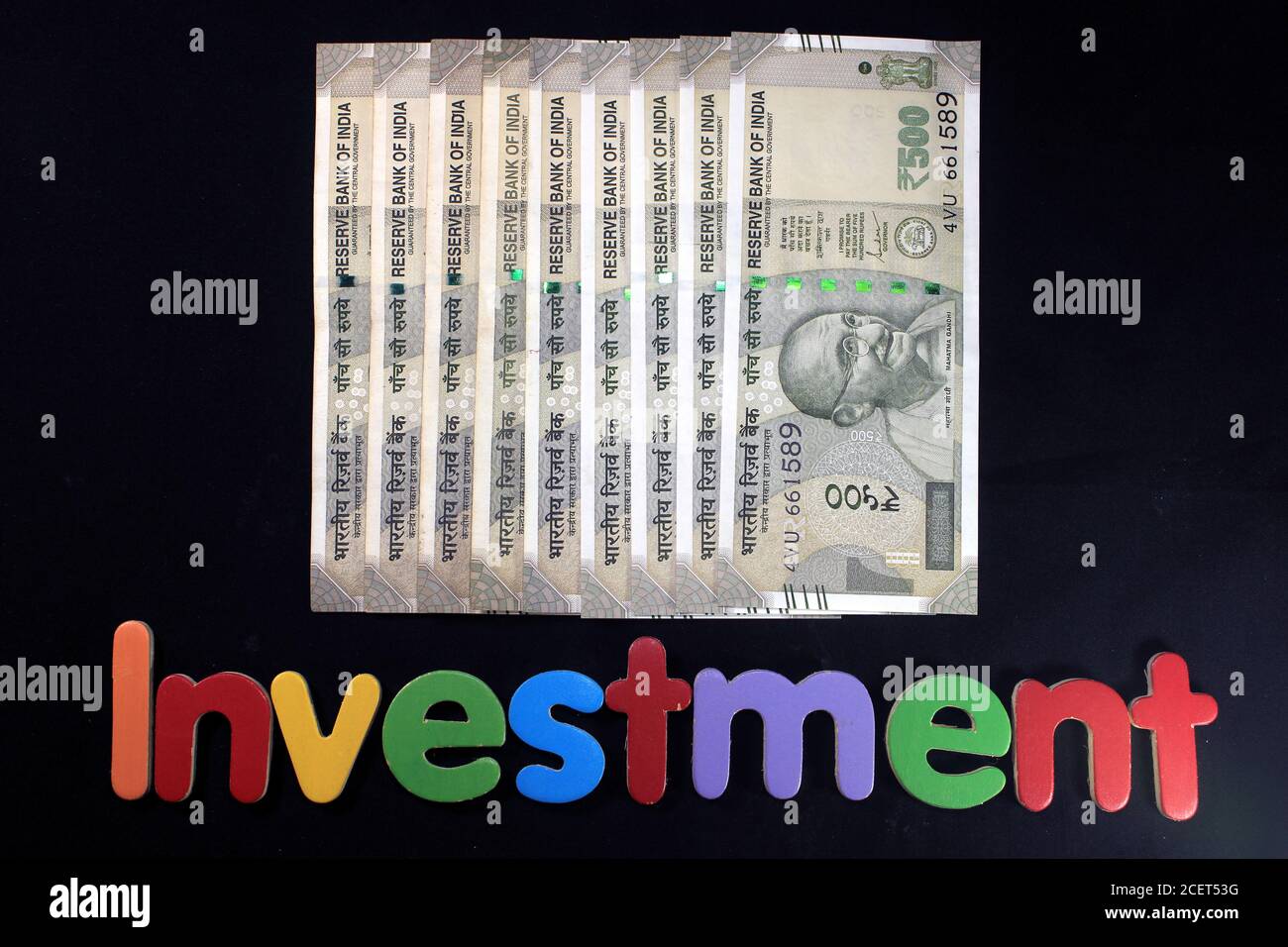 Nuova moneta indiana 500 rupie note. Cinquecento rupie valuta indiana con penna e libro di note isolato su sfondo nero. Concetto di investimento. Foto Stock