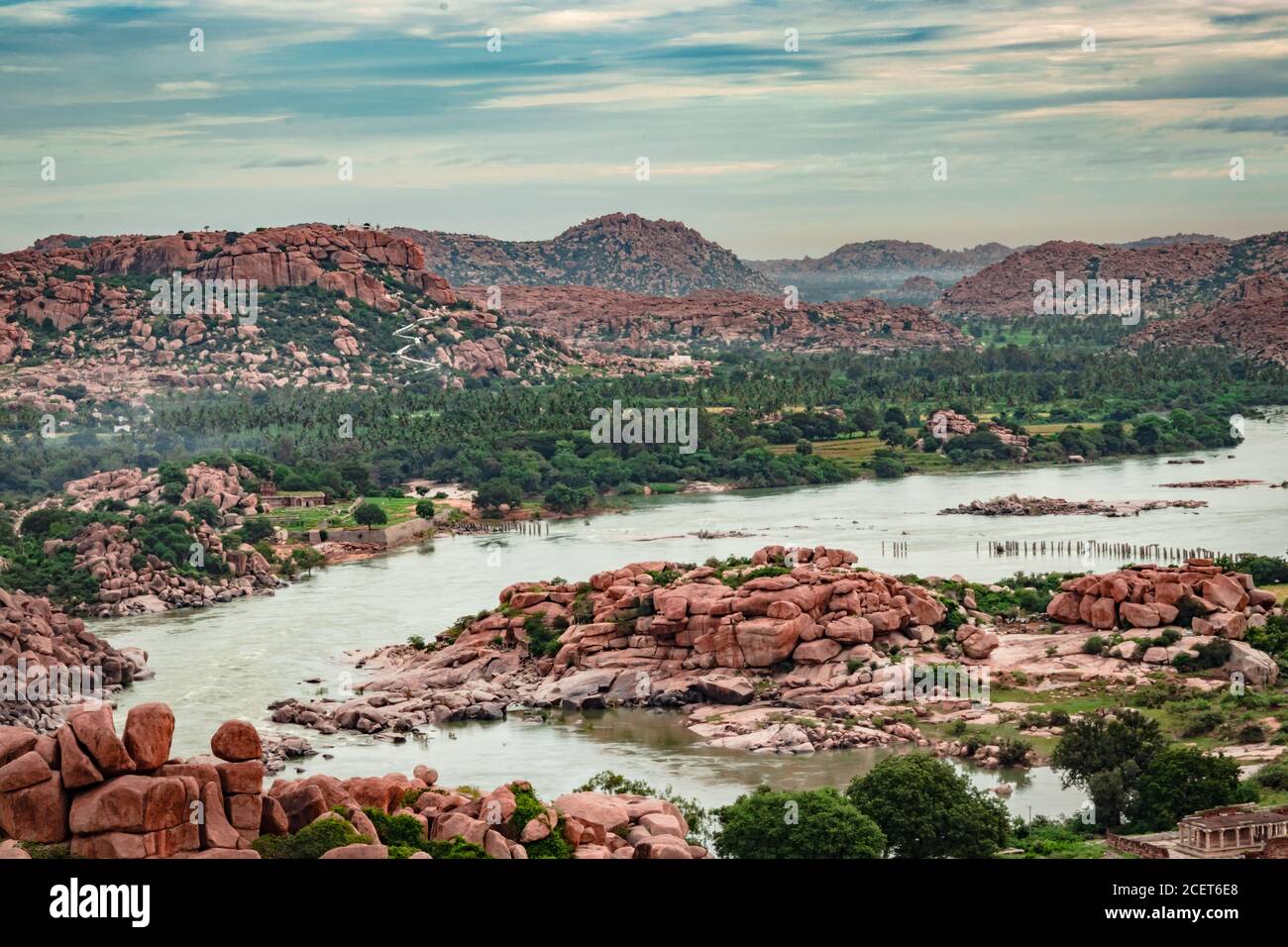 L'alba di montagna rocciosa con cielo drammatico al mattino, l'immagine di un angolo piatto è scattata alla collina di Matanga hampi karnataka india. La vista da qui è serena Foto Stock