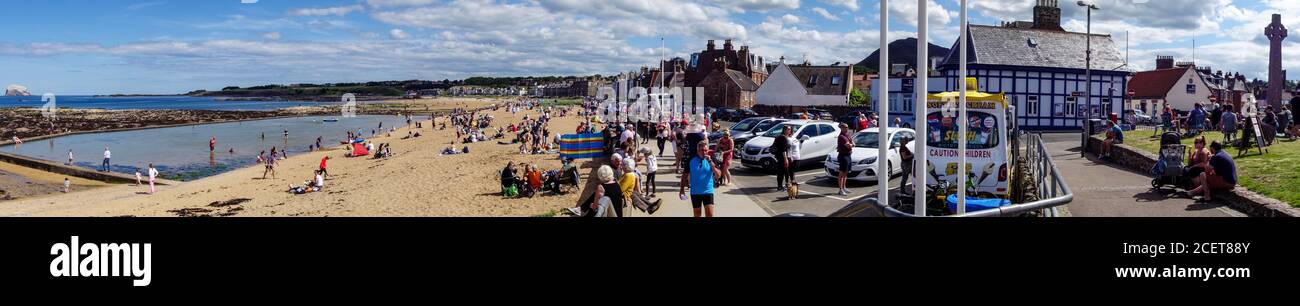 Folle di persone sulla spiaggia, a nord di Berwick Foto Stock