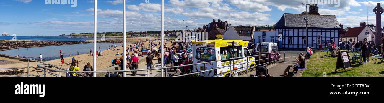Folle di persone sulla spiaggia, a nord di Berwick Foto Stock