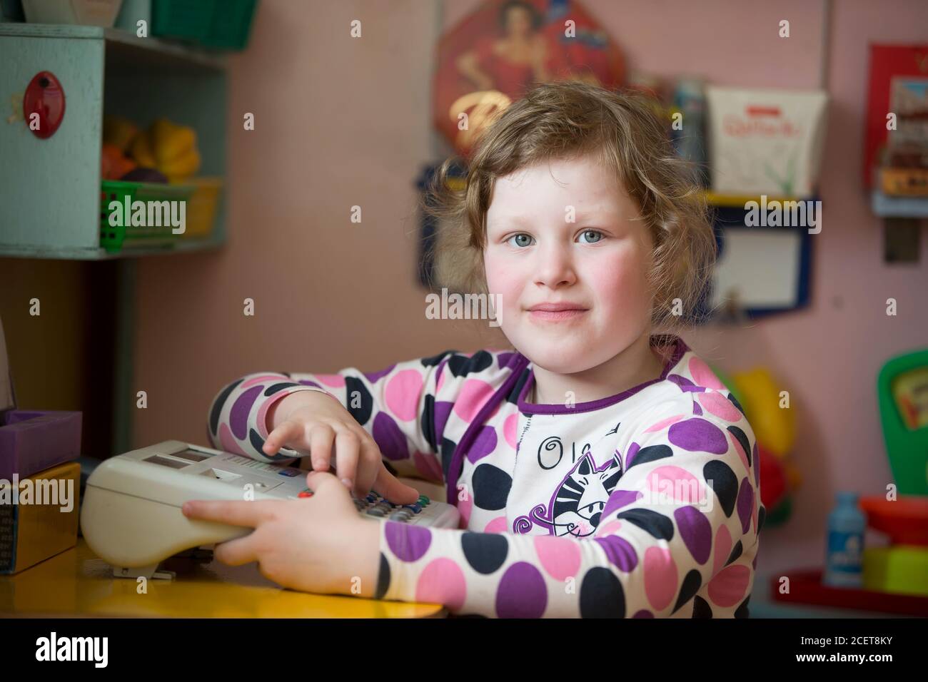 Bielorussia, la città di Gomil, 30 maggio 2019. Foto in asilo. Ragazza divertente prescolare ragazza da asilo. Ritratto di una ragazza di sei anni. Foto Stock