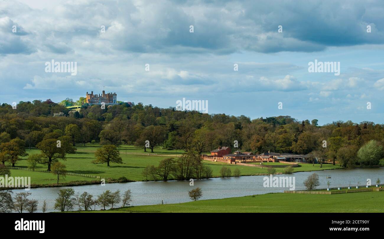 Belvoir, Lincolnshire, UK - Belvoir Hunt Kennels e lago all'ombra del Castello di Belvoir Foto Stock