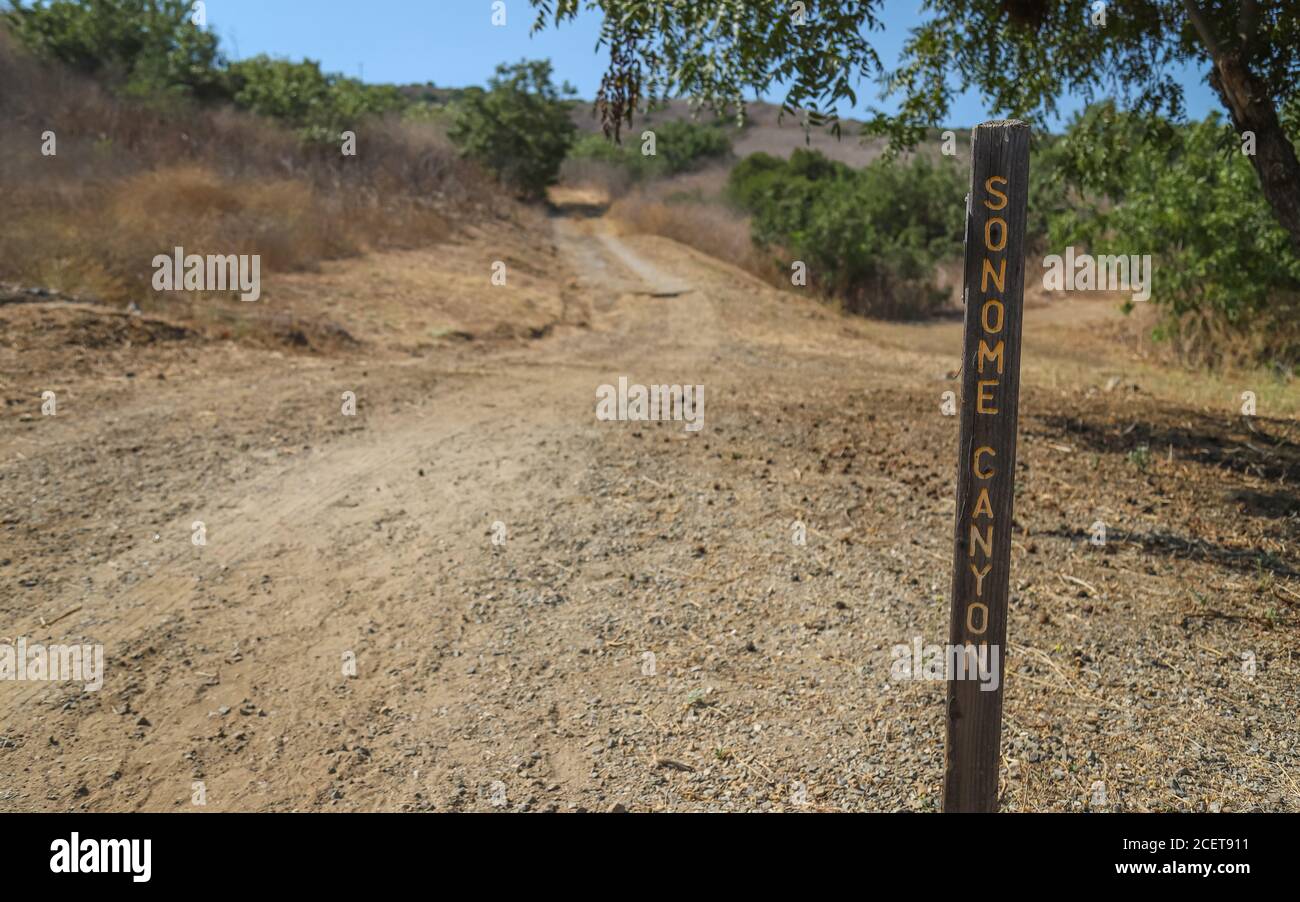 OLINDA CALIFORNIA, STATI UNITI - 25 agosto 2020: Un cartello indica il sentiero del Sonome Canyon all'interno del Chino Hills state Park. Foto Stock