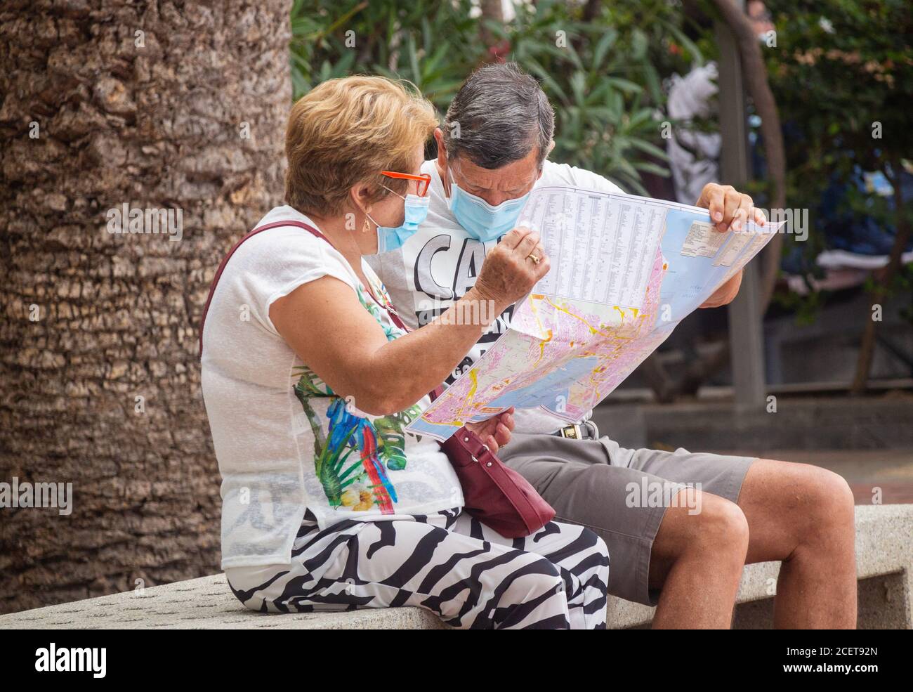 Las Palmas, Gran Canaria, Isole Canarie, Spagna. 2 Settembre 2020. Turisti che indossano maschere di fronte guardando la mappa della città di Las Palmas su Gran Canaria come le isole Canarie vede un aumento di infezioni Covid 19. Le statistiche di agosto per le isole Canarie sono state 4,469 nuovi casi, (in media 144 casi al giorno), con il 70% di quelli su Gran Canaria, con Las Palmas il punto caldo. Credit: Alan Dawson/Alamy Live News Foto Stock