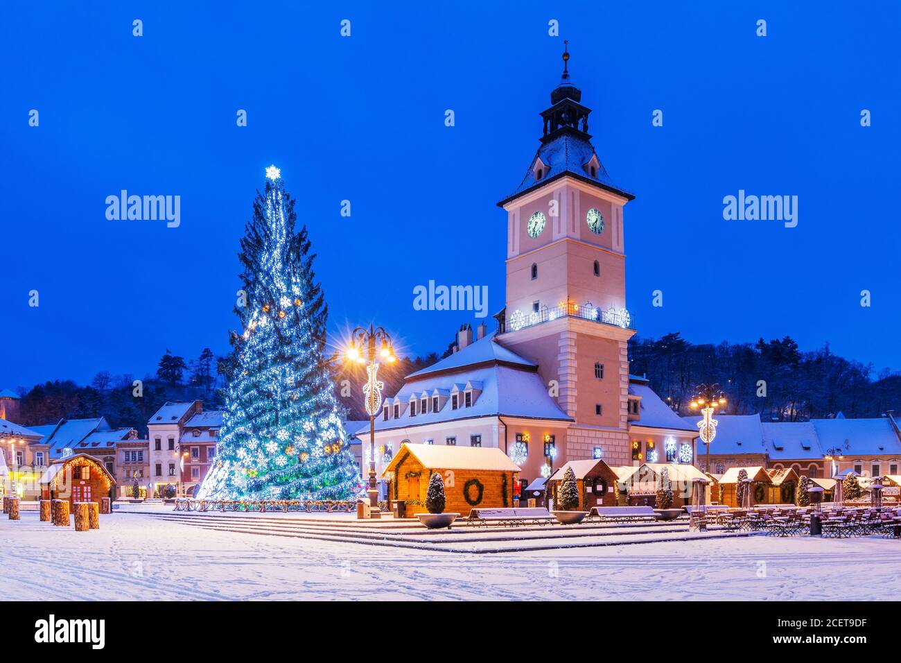 Brasov, Romania. Centro Storico Mercatino di Natale al crepuscolo. Foto Stock