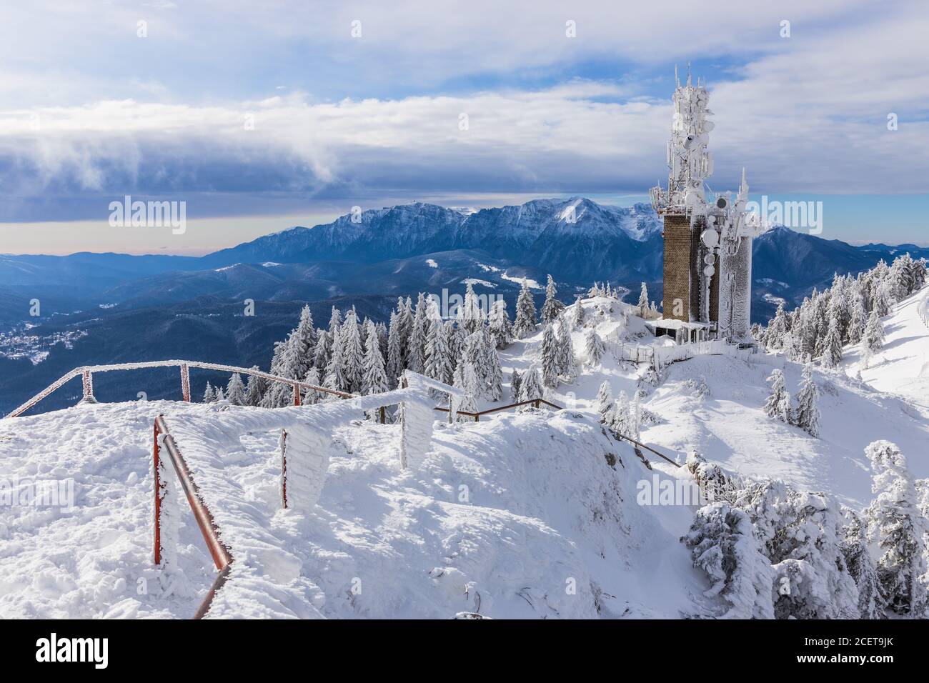 Poiana Brasov, Romania. Vista dal picco di Postavarul, i monti Bucegi sullo sfondo. Foto Stock