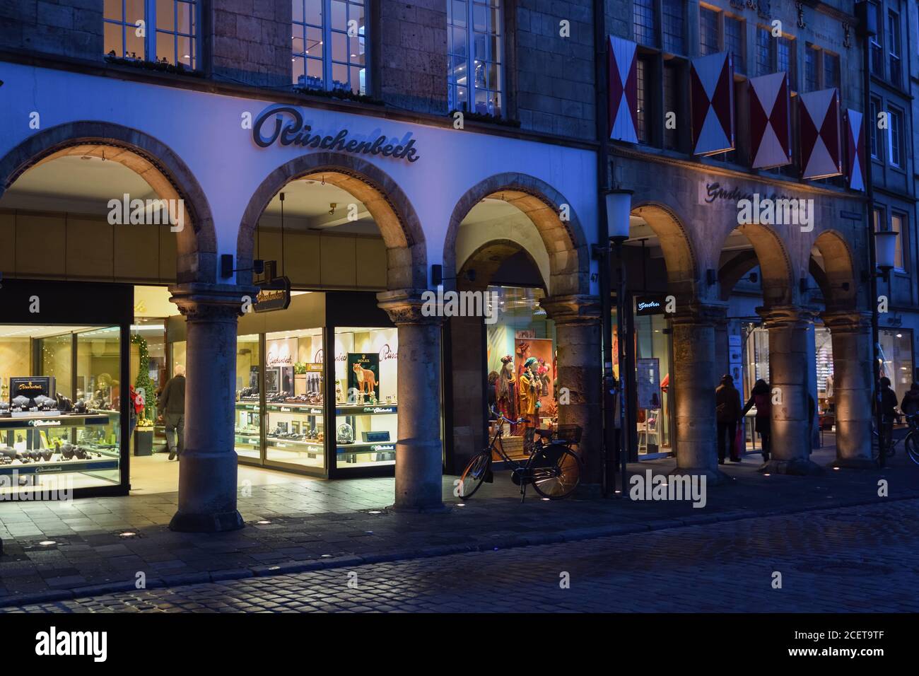 Muenster, Prinzipalmarkt al crepuscolo, ora blu, famosa via dello shopping di lusso Germania, Europa occidentale. Foto Stock