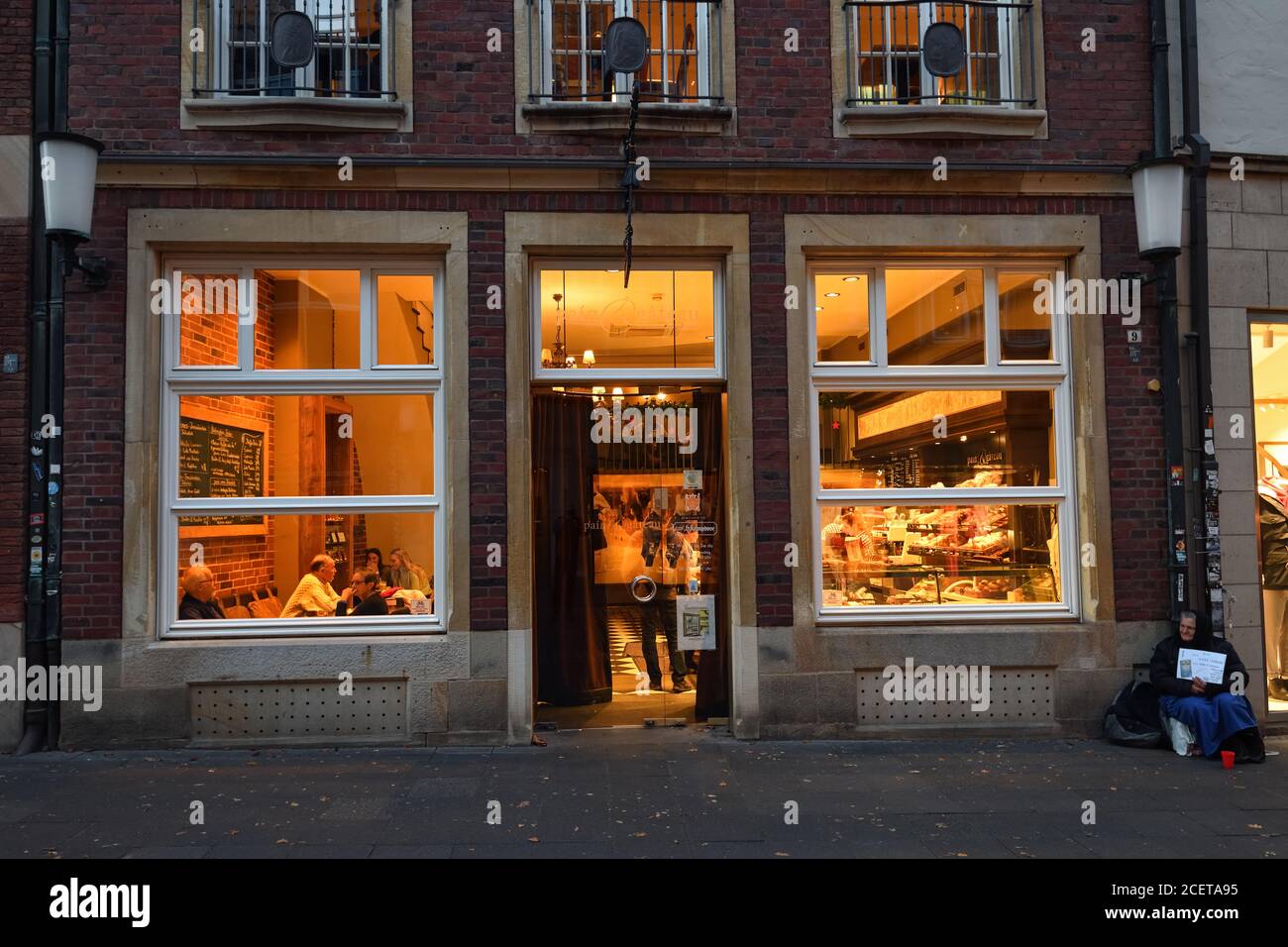 Muenster, accogliente panificio caffè Krimphove nel centro della città di Münster, bella finestra illuminata, Nord Reno Westfalia, Germania, Europa. Foto Stock