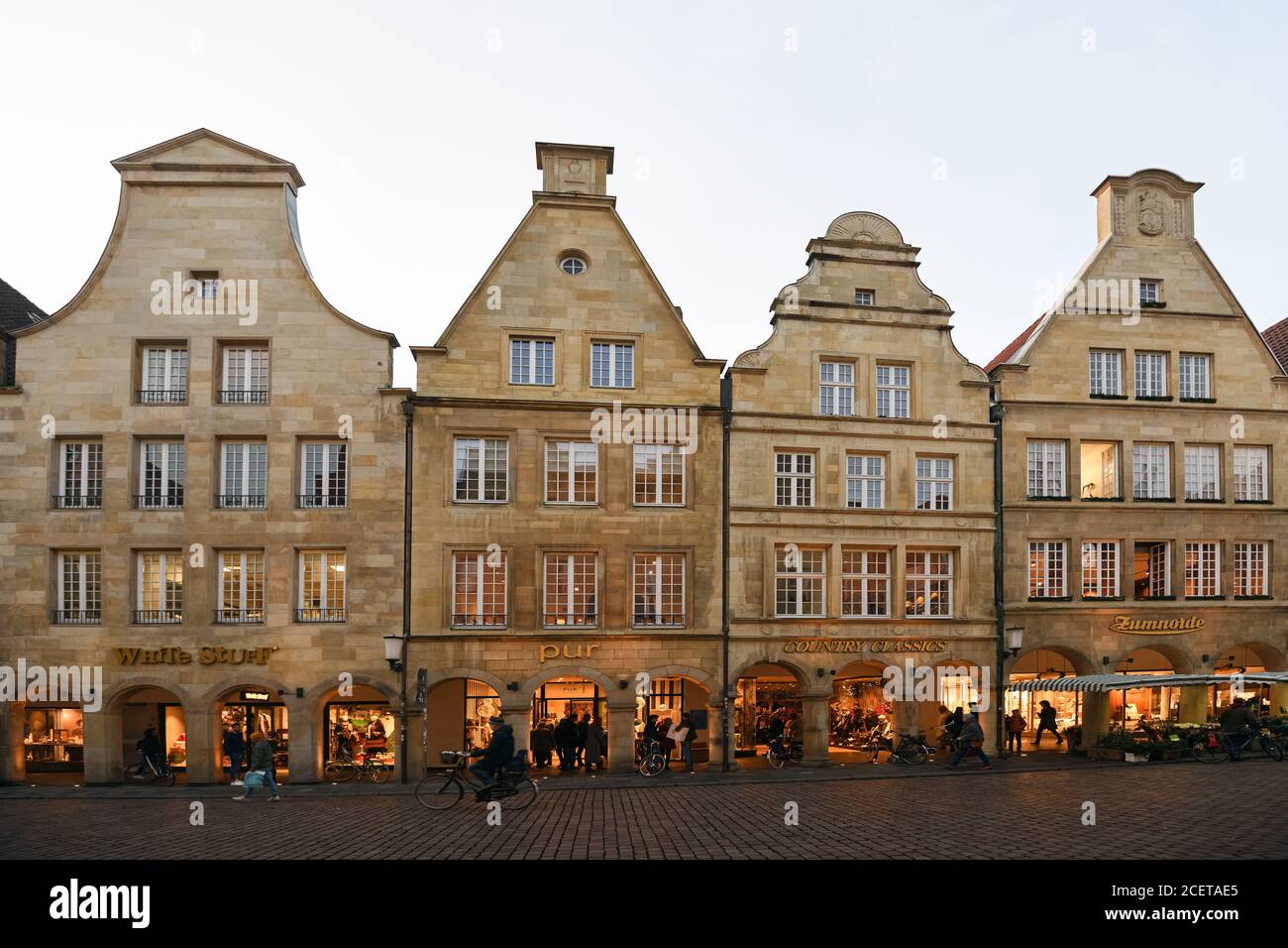 Muenster, Prinzipalmarkt, belle vecchie case in pietra arenaria a timpano, strada dello shopping famosa in tutto il mondo, vista su strada acciottolata, Germania, Europa. Foto Stock