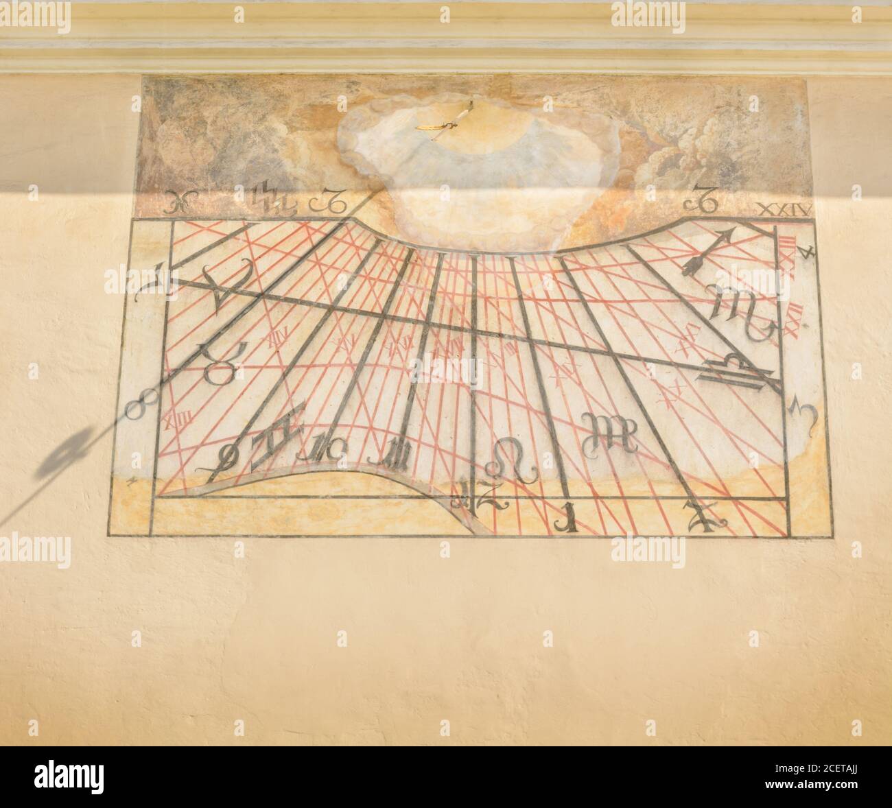 Meridiana su una parete con un'ombra Foto Stock