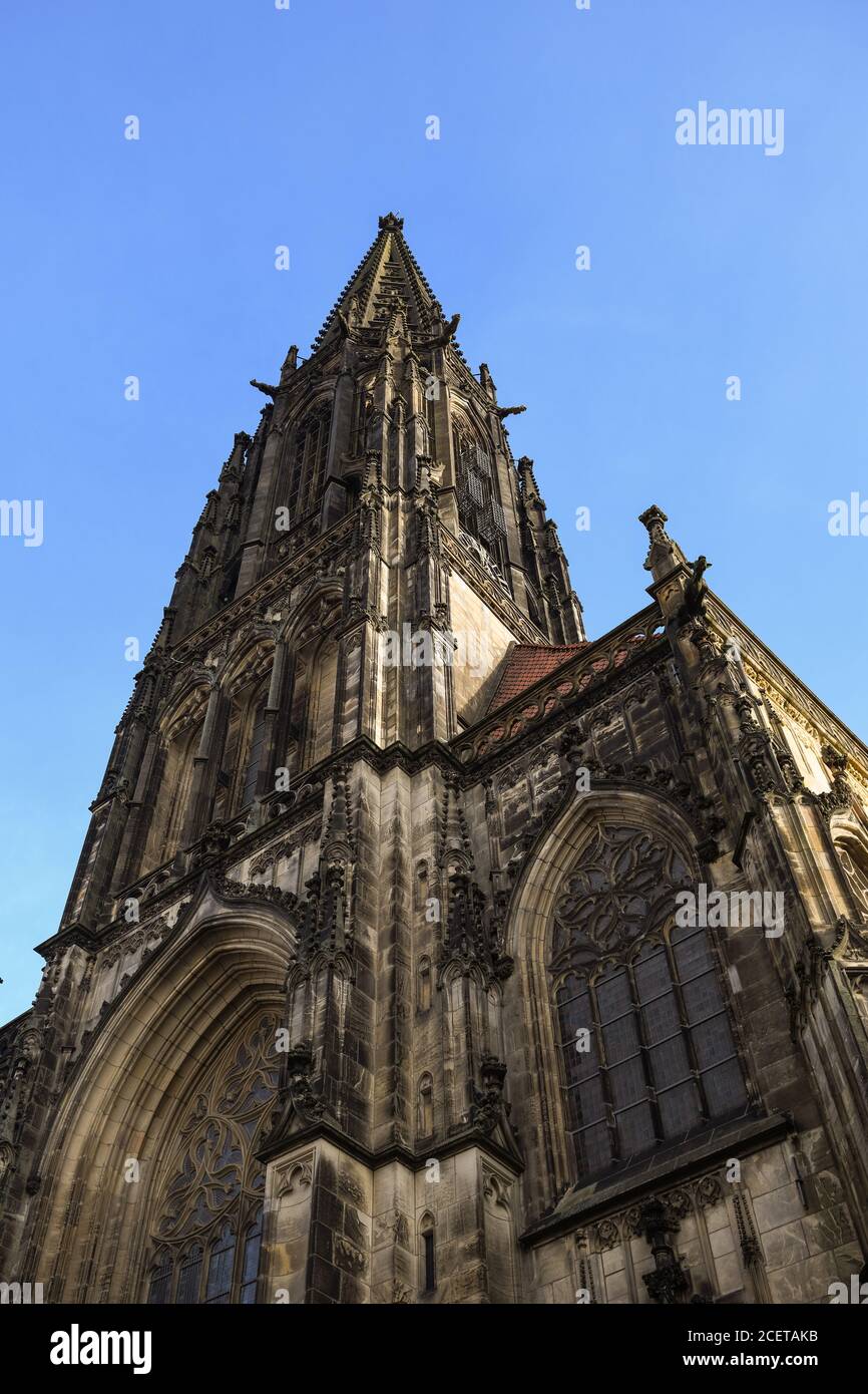 Chiesa di San Lambert, Muenster, Germania, campanile con gabbie della ribellione Muenster, famosa chiesa gotica antica, destinazione turistica, Europa. Foto Stock