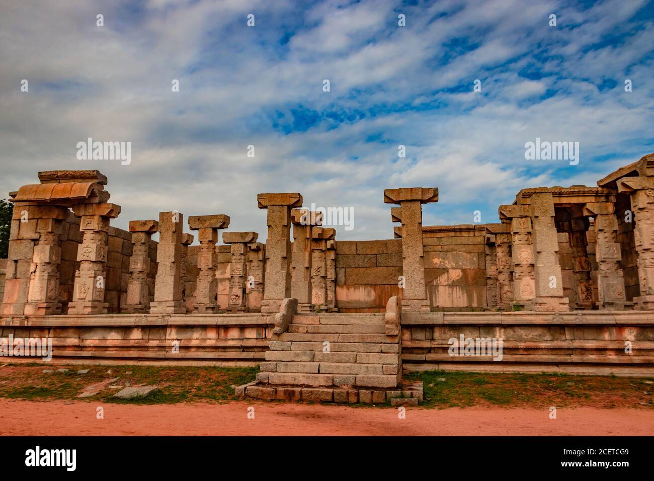 hampi rovine di antiche opere d'arte in pietra da un'angolazione unica con un'incredibile immagine del cielo è presa a hampi karnataka india. Foto Stock