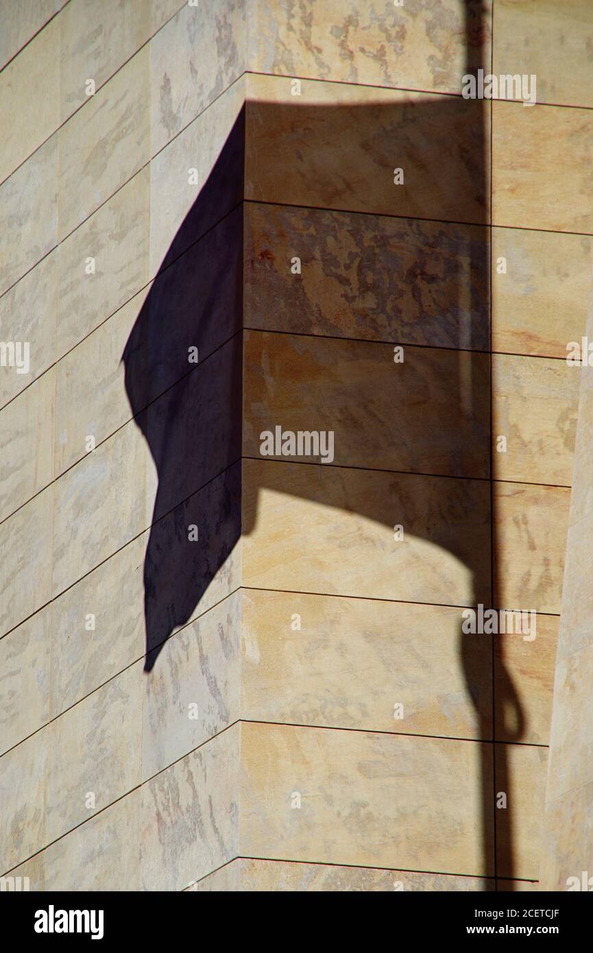 Ombra di una bandiera sul parlamento maltese Foto Stock