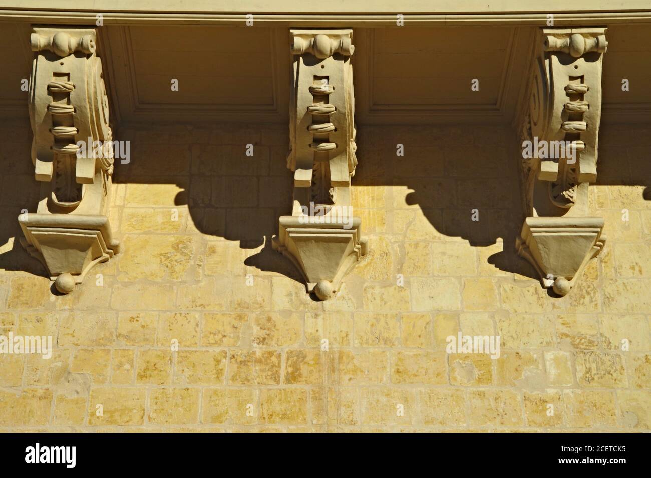 Pietra calcarea in luce intensa con ombre ben definite, la Valletta, Malta Foto Stock