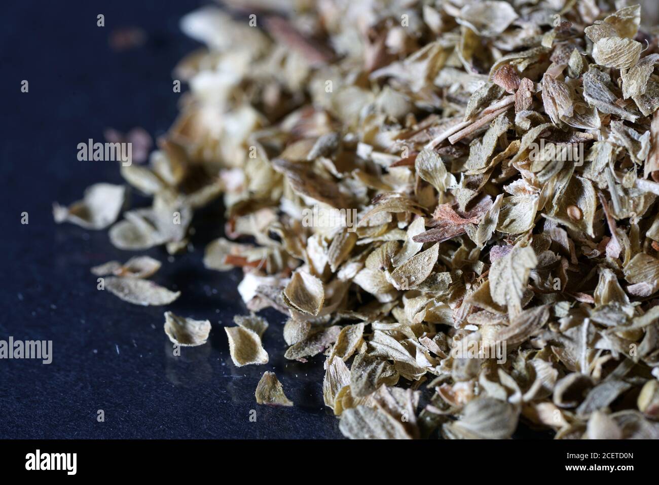 Colpo di primo piano di cumulo di origano secco Foto Stock