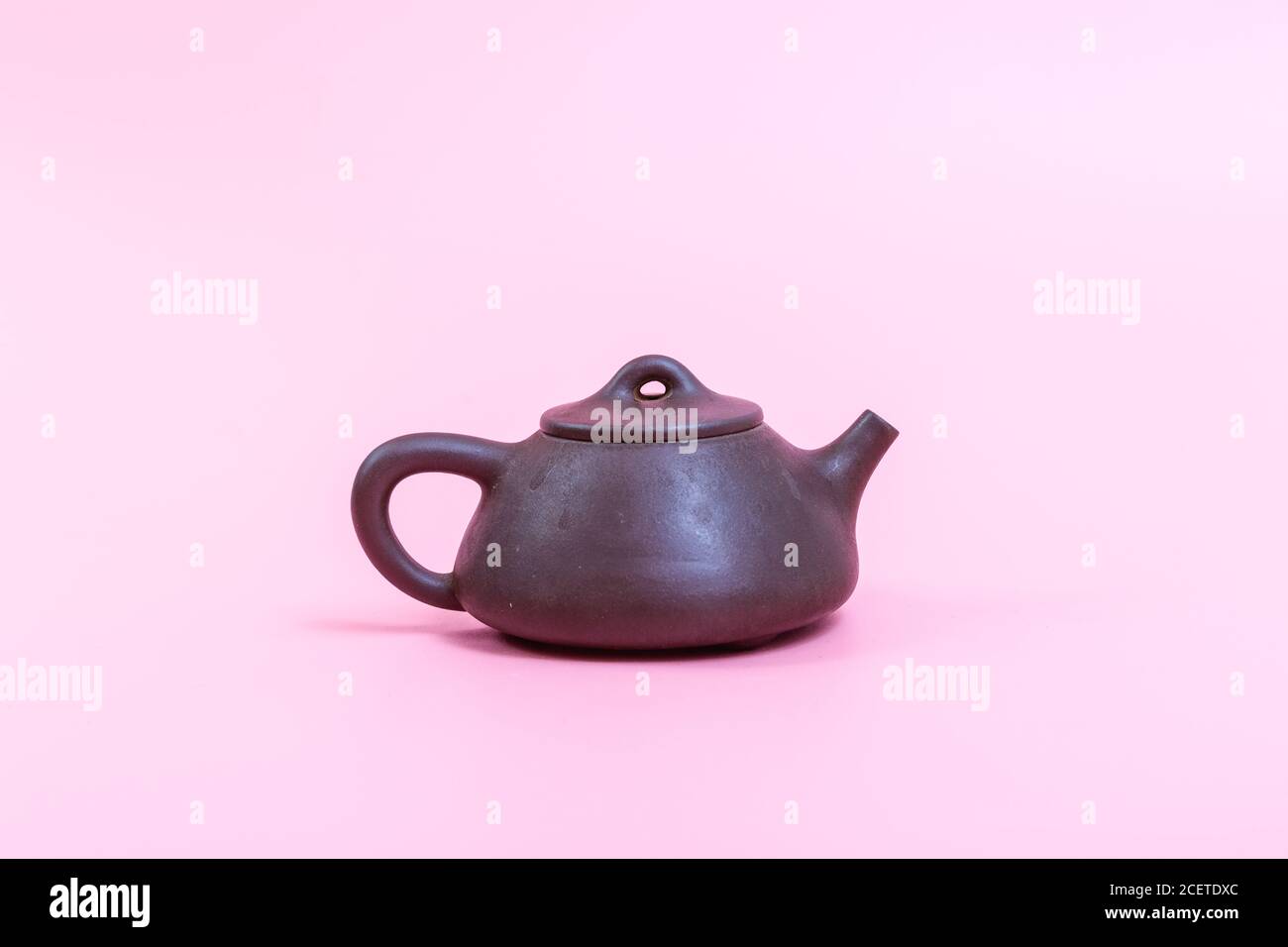 Teiera tradizionale cinese, tazza, set da tè coperto da macchie di tè Foto Stock