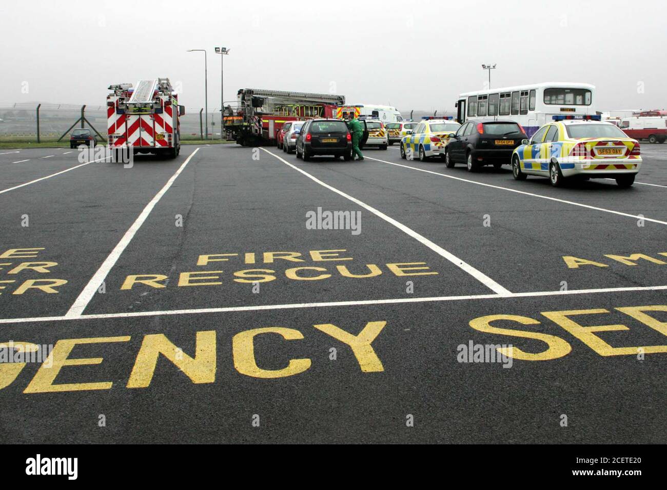 Aeroporto di Glasgow Prestwick, Ayrshire Scozia, 13 aprile 2006. Allarme di sicurezza sugli aerei Ryanair. Glasgow Prestwick è l'aeroporto designato per le deviazioni che coinvolgono la sicurezza. I veicoli di emergenza si assemblano nell'area rendezvous Foto Stock