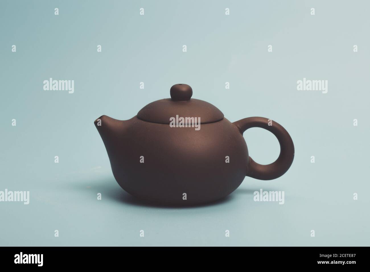 Teiera tradizionale cinese, tazza, set da tè coperto da macchie di tè Foto Stock