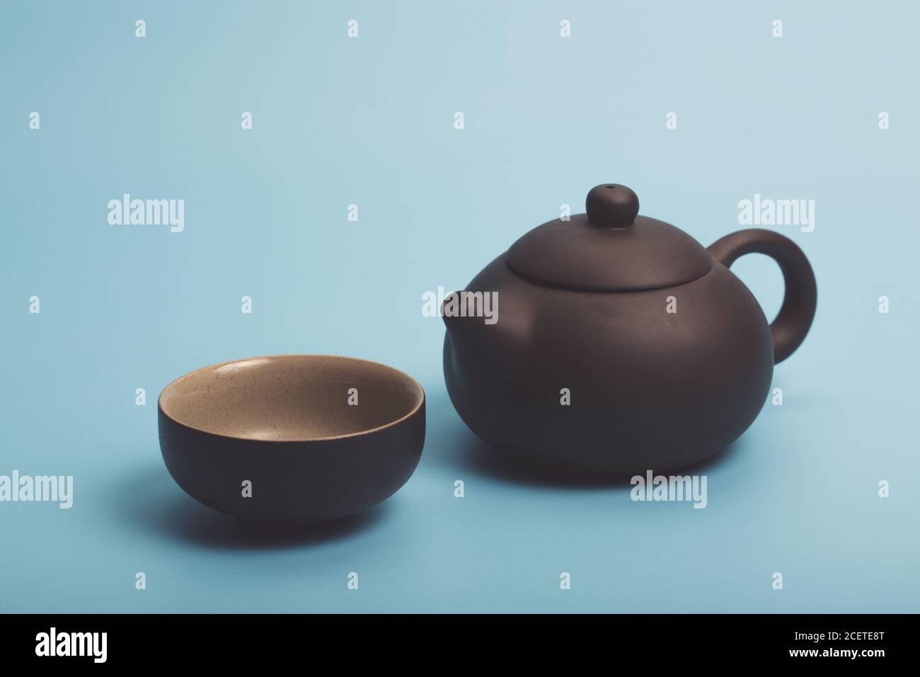 Teiera tradizionale cinese, tazza, set da tè coperto da macchie di tè Foto Stock