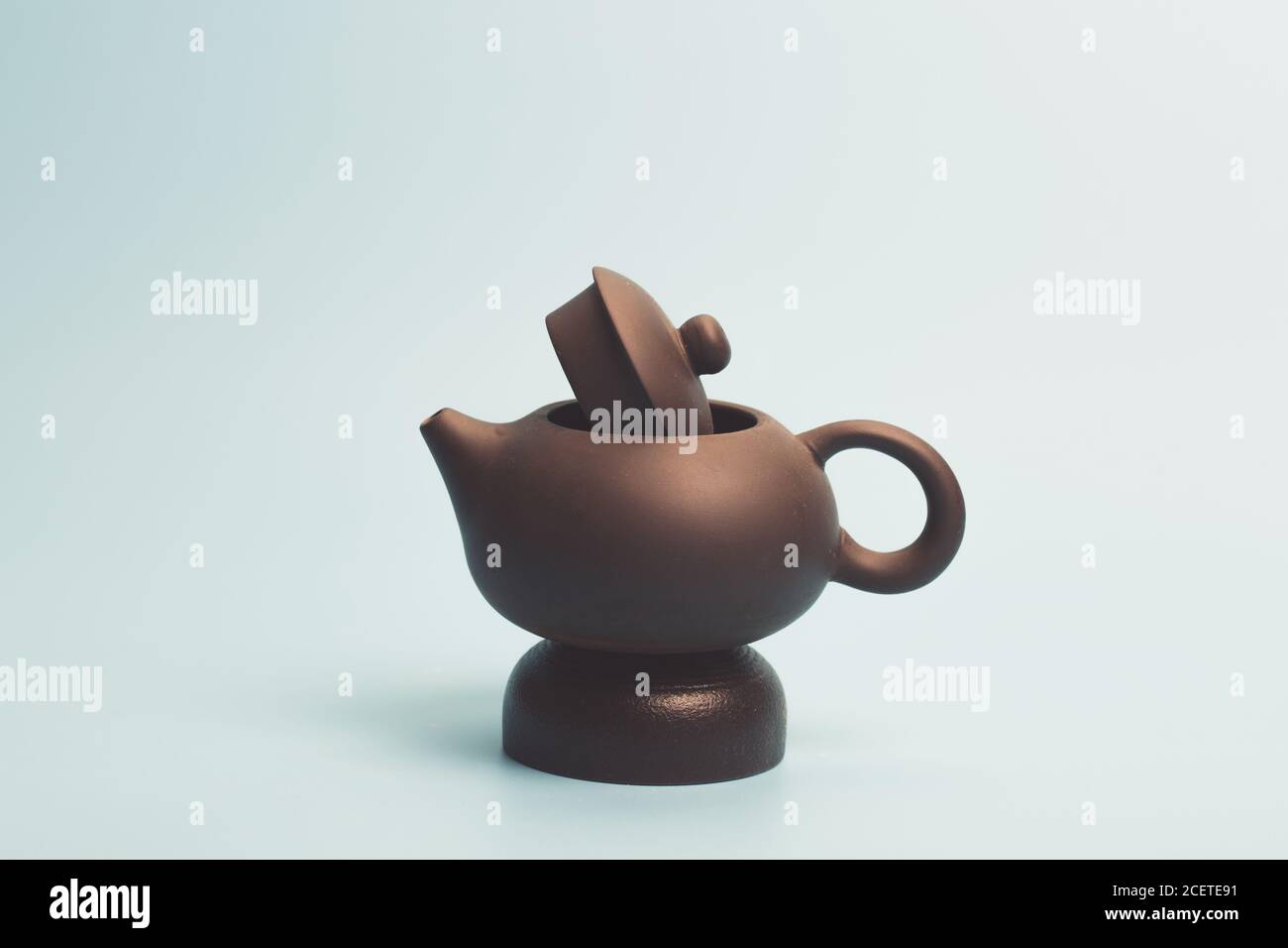 Teiera tradizionale cinese, tazza, set da tè coperto da macchie di tè Foto Stock