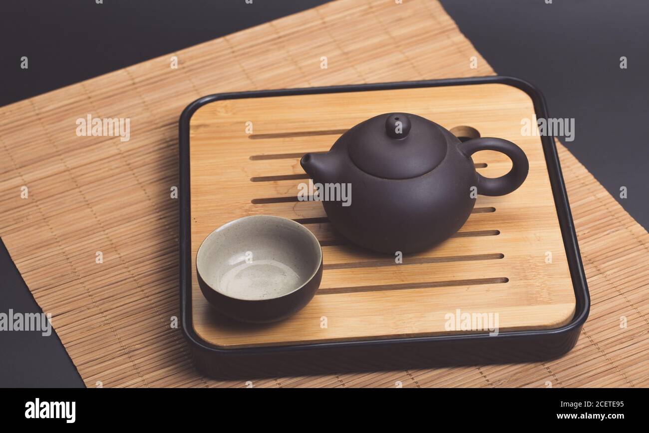 Teiera tradizionale cinese, tazza, set da tè coperto da macchie di tè Foto Stock
