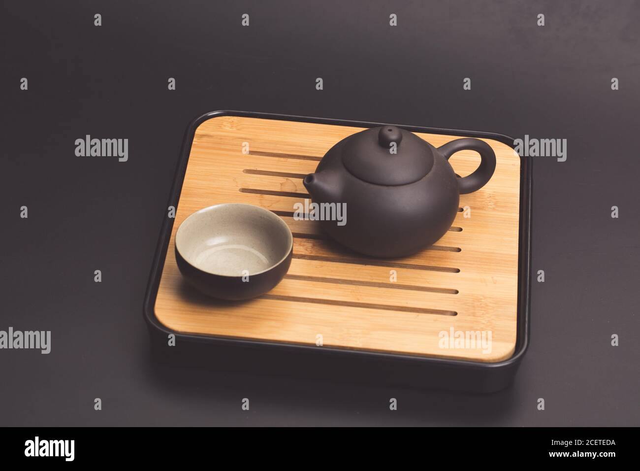 Teiera tradizionale cinese, tazza, set da tè coperto da macchie di tè Foto Stock