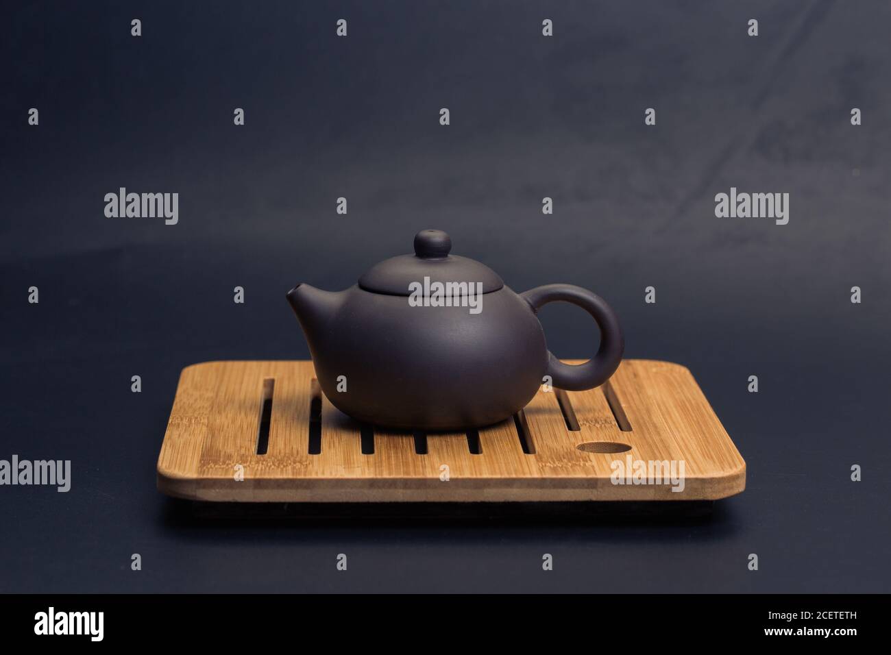 Teiera tradizionale cinese, tazza, set da tè coperto da macchie di tè Foto Stock