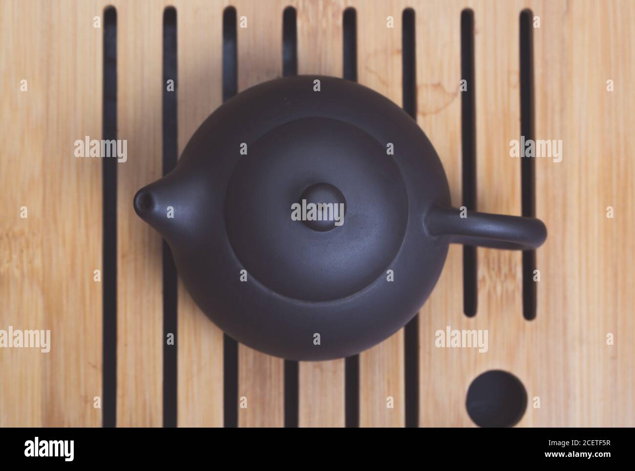 Teiera tradizionale cinese, tazza, set da tè coperto da macchie di tè Foto Stock