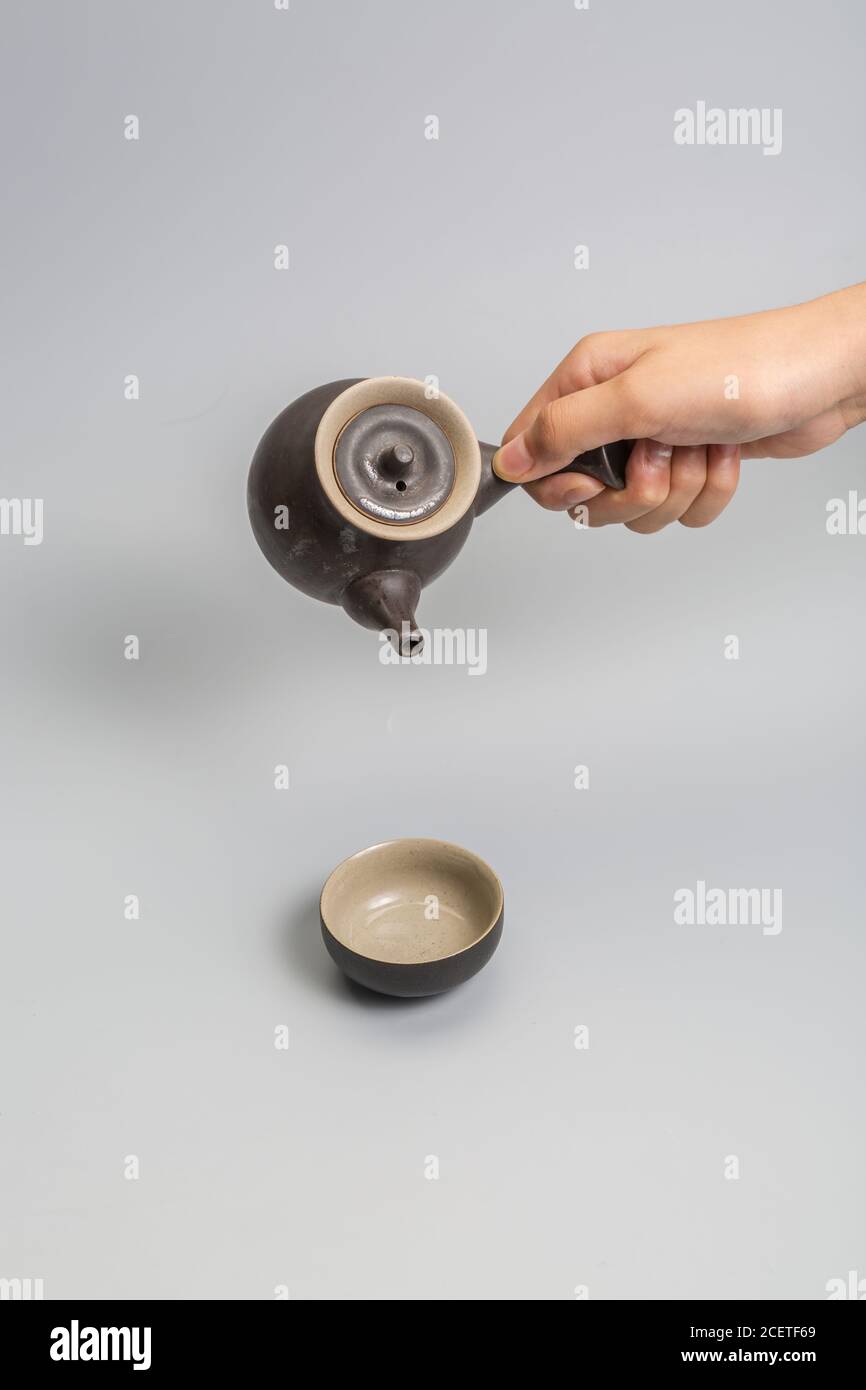 Teiera tradizionale cinese, tazza, set da tè coperto da macchie di tè Foto Stock