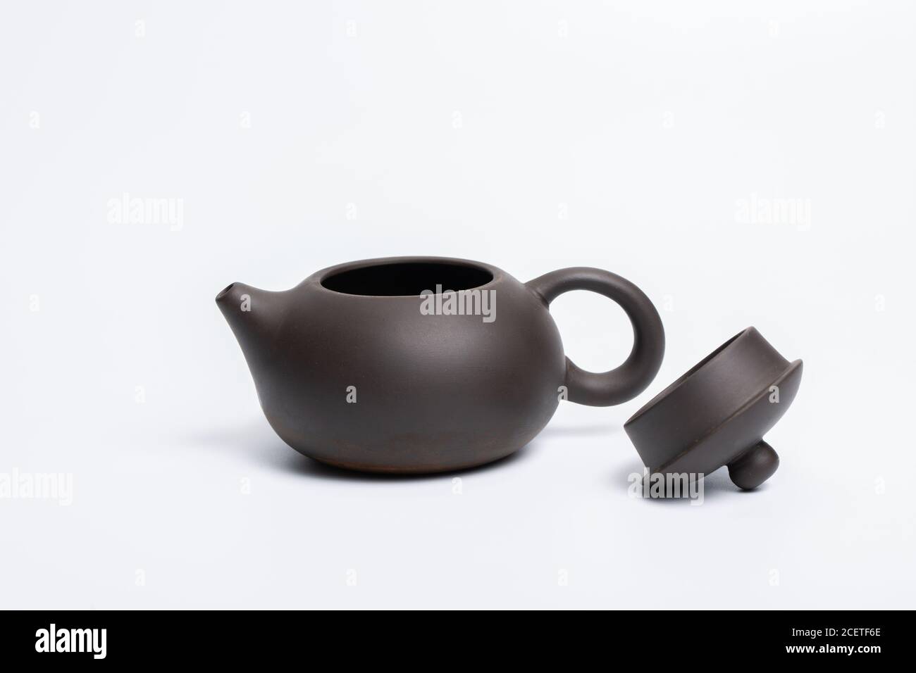 Teiera tradizionale cinese, tazza, set da tè coperto da macchie di tè Foto Stock
