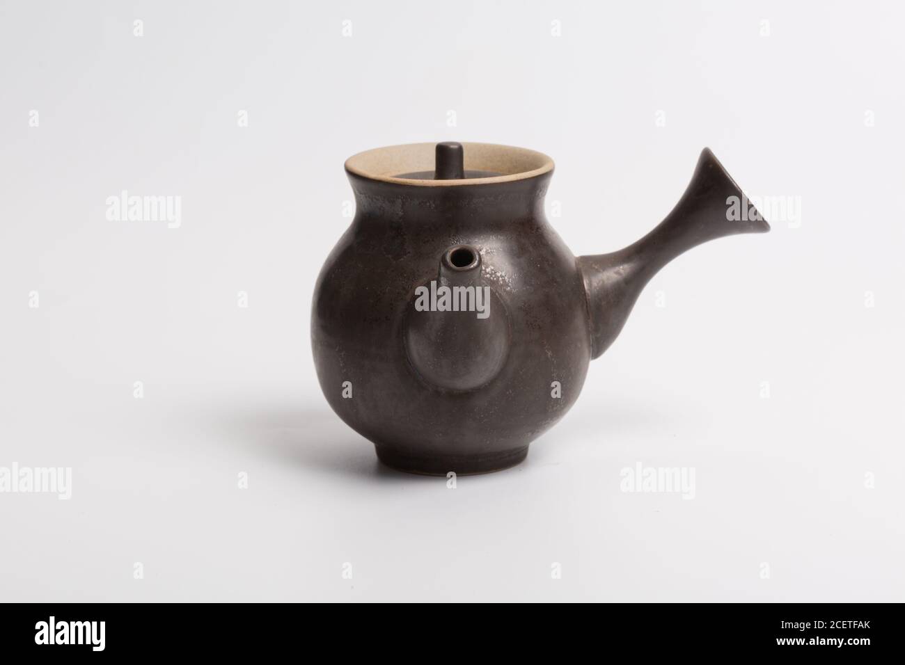 Teiera tradizionale cinese, tazza, set da tè coperto da macchie di tè Foto Stock