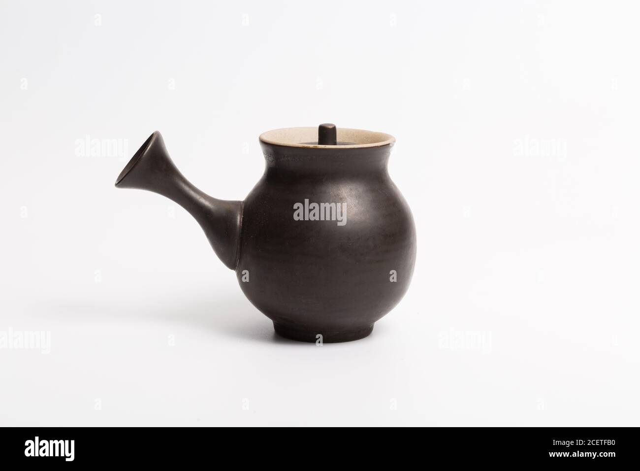 Teiera tradizionale cinese, tazza, set da tè coperto da macchie di tè Foto Stock