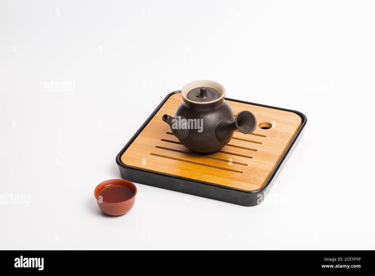 Teiera tradizionale cinese, tazza, set da tè coperto da macchie di tè Foto Stock