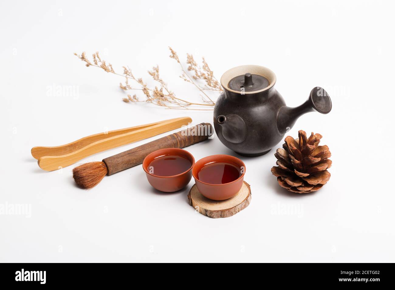Teiera tradizionale cinese, tazza, set da tè coperto da macchie di tè Foto Stock
