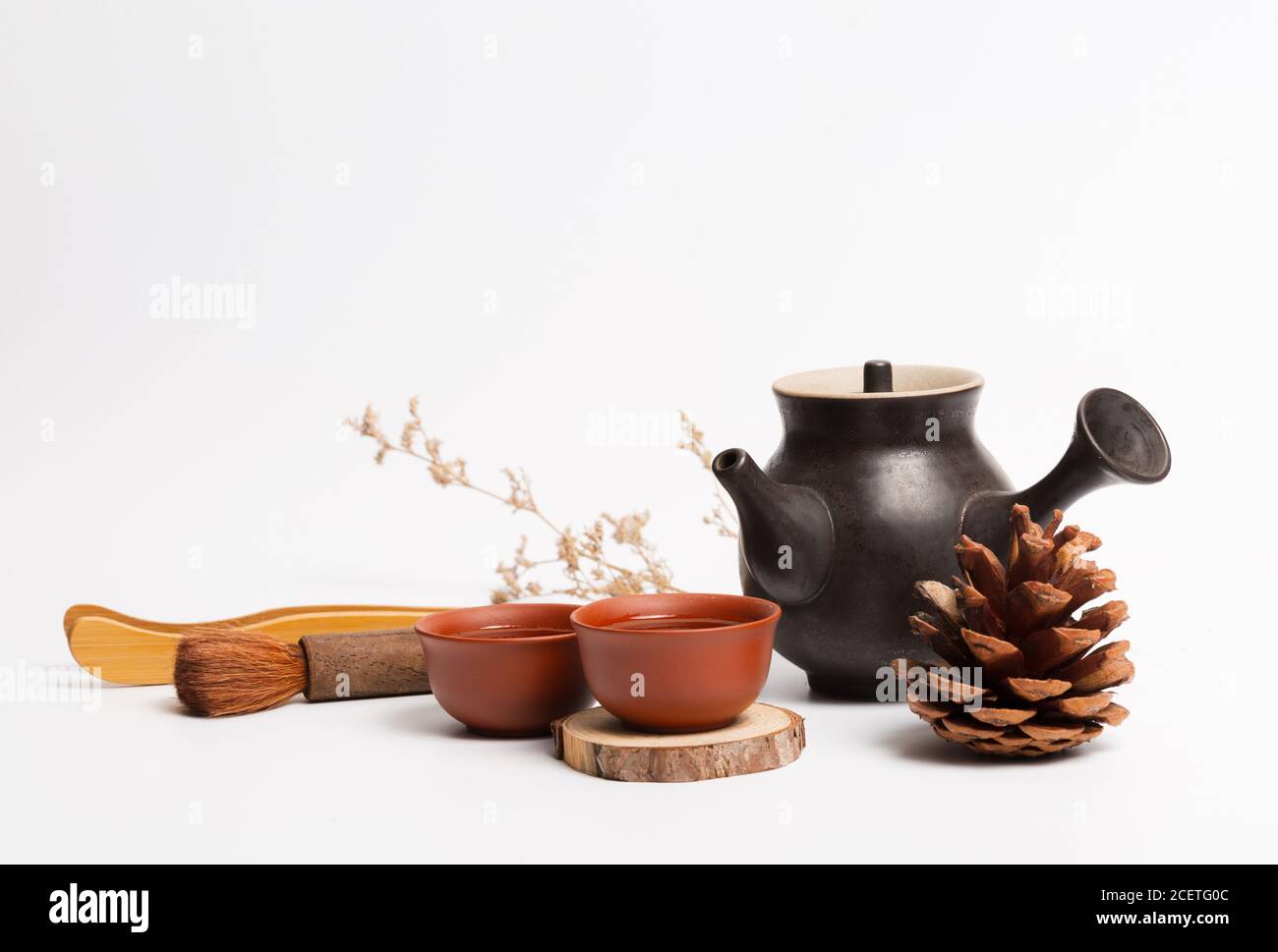 Teiera tradizionale cinese, tazza, set da tè coperto da macchie di tè Foto Stock